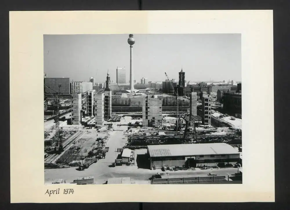 Fotoalbum mit 27 Fotografien, Berlin, Bau des Palast der Republik (Erichs Lampenladen), 1974, Honecker, Baupfhase 21