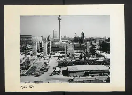 Fotoalbum mit 27 Fotografien, Berlin, Bau des Palast der Republik (Erichs Lampenladen), 1974, Honecker, Baupfhase