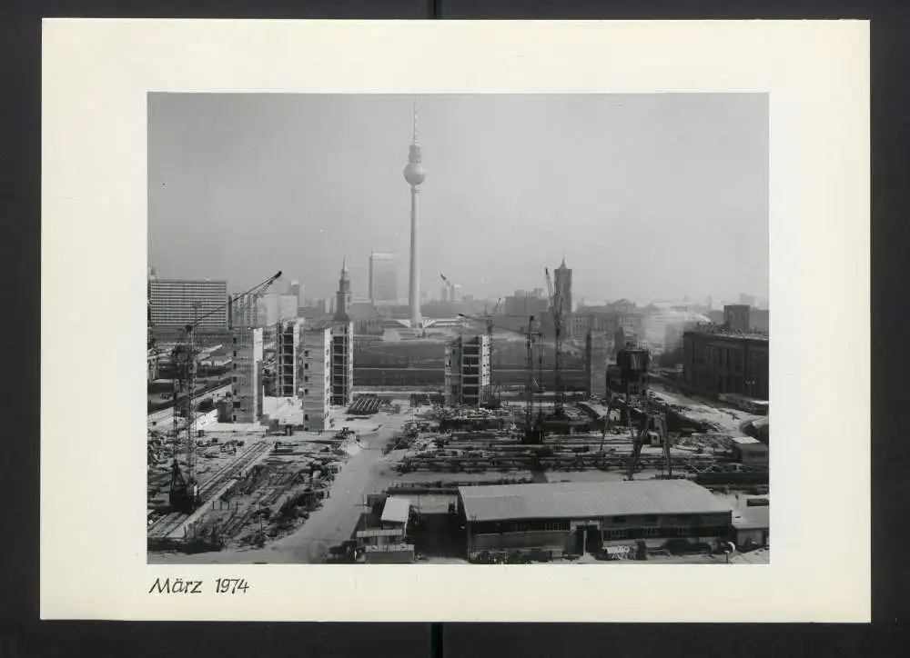 Fotoalbum mit 27 Fotografien, Berlin, Bau des Palast der Republik (Erichs Lampenladen), 1974, Honecker, Baupfhase 22