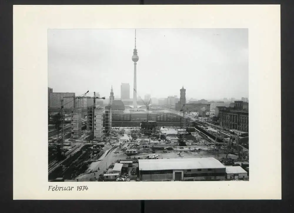 Fotoalbum mit 27 Fotografien, Berlin, Bau des Palast der Republik (Erichs Lampenladen), 1974, Honecker, Baupfhase 23
