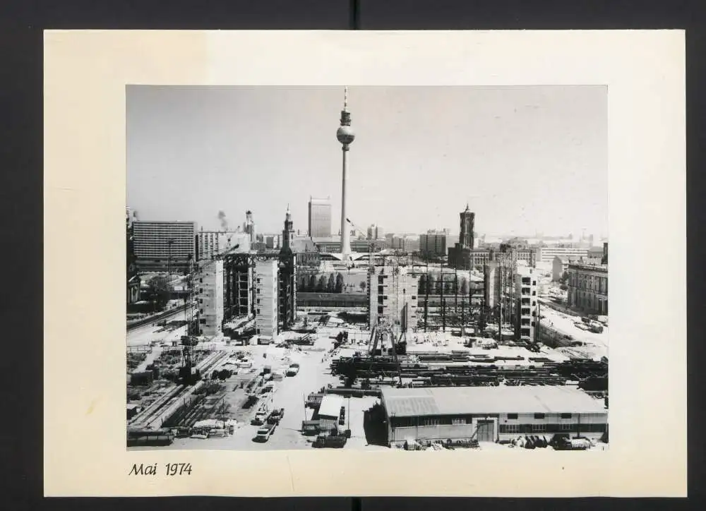 Fotoalbum mit 27 Fotografien, Berlin, Bau des Palast der Republik (Erichs Lampenladen), 1974, Honecker, Baupfhase 25