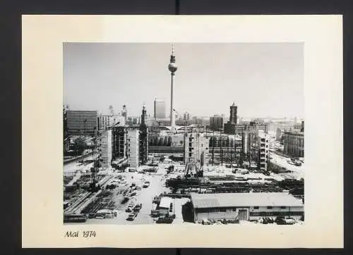 Fotoalbum mit 27 Fotografien, Berlin, Bau des Palast der Republik (Erichs Lampenladen), 1974, Honecker, Baupfhase