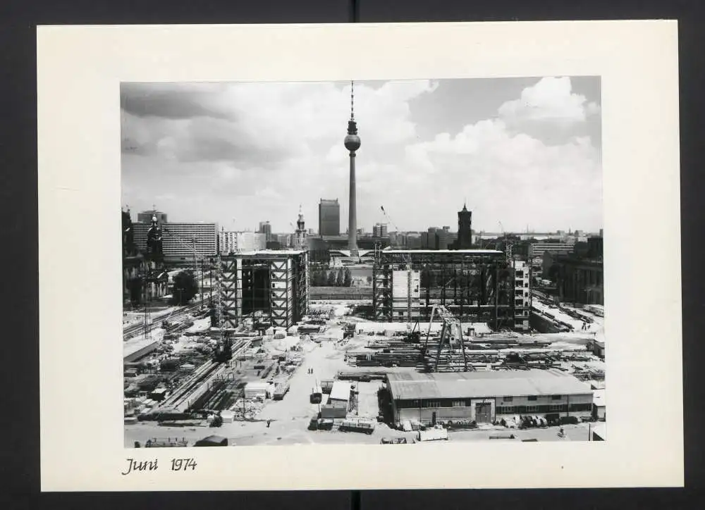Fotoalbum mit 27 Fotografien, Berlin, Bau des Palast der Republik (Erichs Lampenladen), 1974, Honecker, Baupfhase 26
