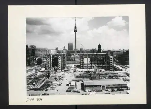 Fotoalbum mit 27 Fotografien, Berlin, Bau des Palast der Republik (Erichs Lampenladen), 1974, Honecker, Baupfhase