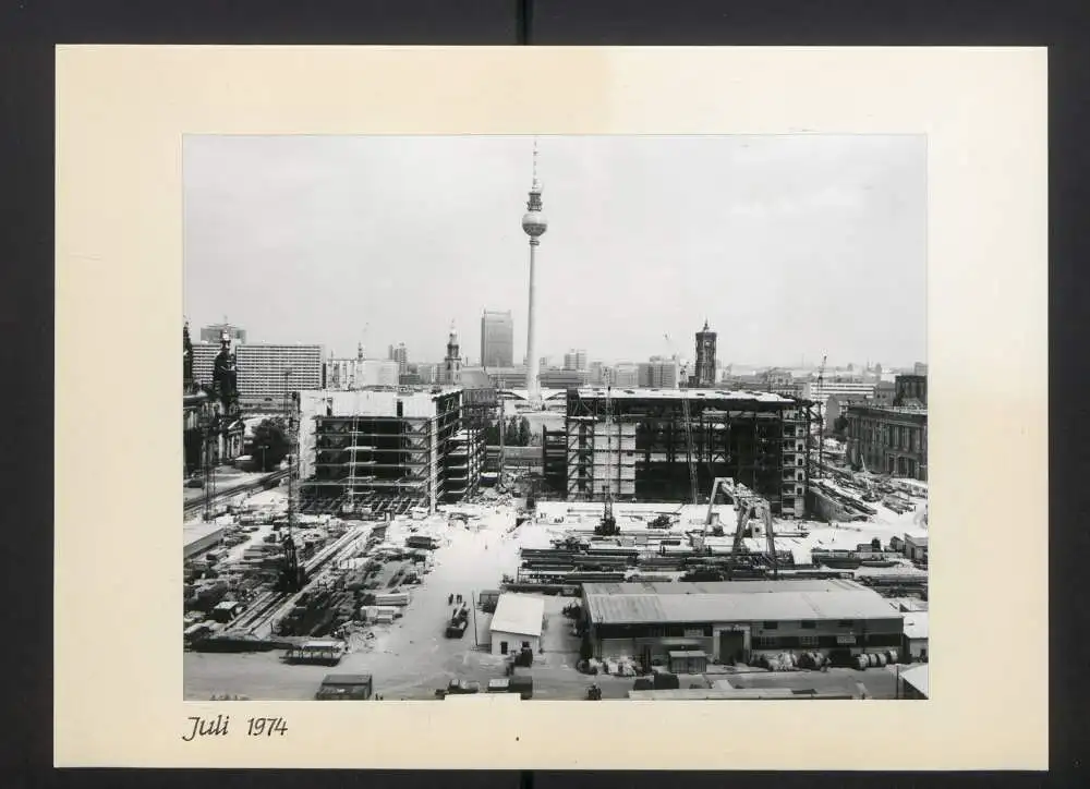 Fotoalbum mit 27 Fotografien, Berlin, Bau des Palast der Republik (Erichs Lampenladen), 1974, Honecker, Baupfhase 27