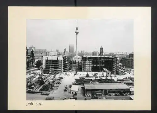 Fotoalbum mit 27 Fotografien, Berlin, Bau des Palast der Republik (Erichs Lampenladen), 1974, Honecker, Baupfhase