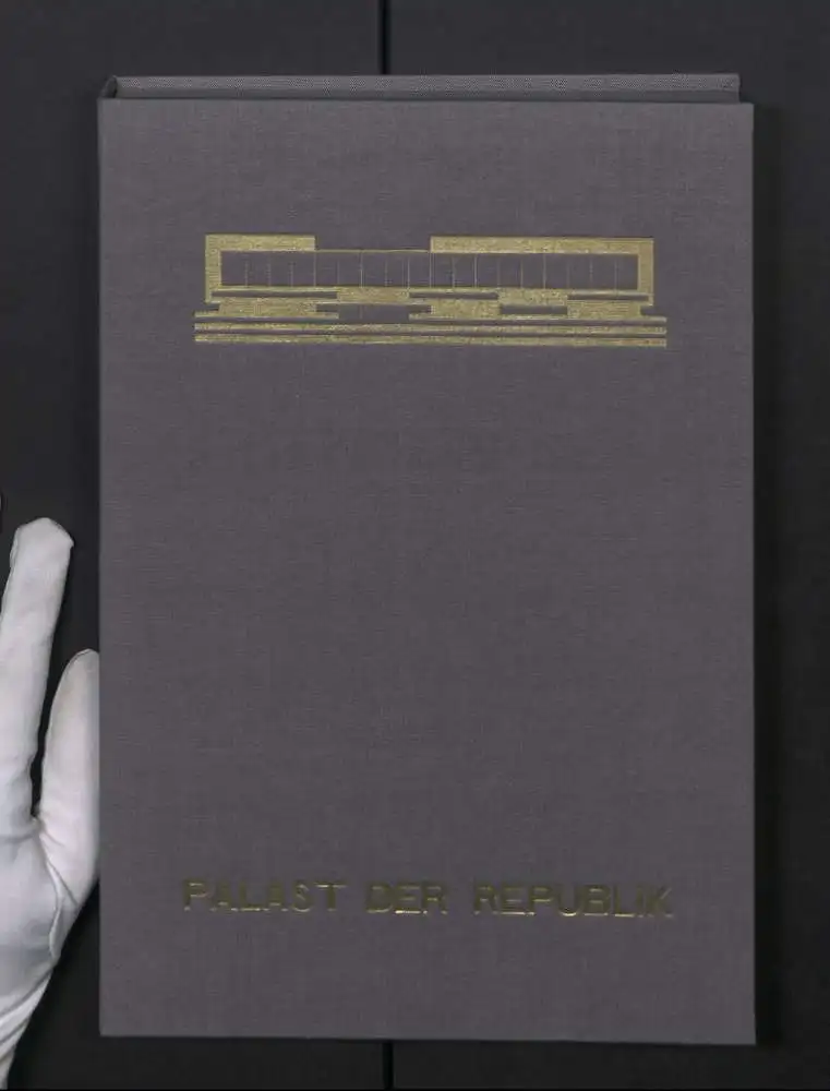 Fotoalbum mit 27 Fotografien, Berlin, Bau des Palast der Republik (Erichs Lampenladen), 1974, Honecker, Baupfhase 28