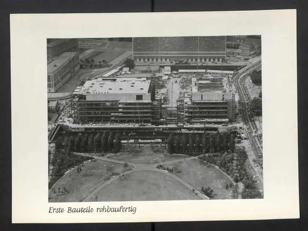 Fotoalbum mit 27 Fotografien, Berlin, Bau des Palast der Republik (Erichs Lampenladen), 1974, Honecker, Baupfhase 4
