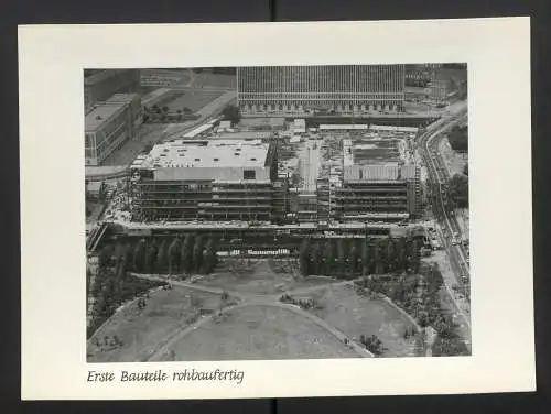 Fotoalbum mit 27 Fotografien, Berlin, Bau des Palast der Republik (Erichs Lampenladen), 1974, Honecker, Baupfhase