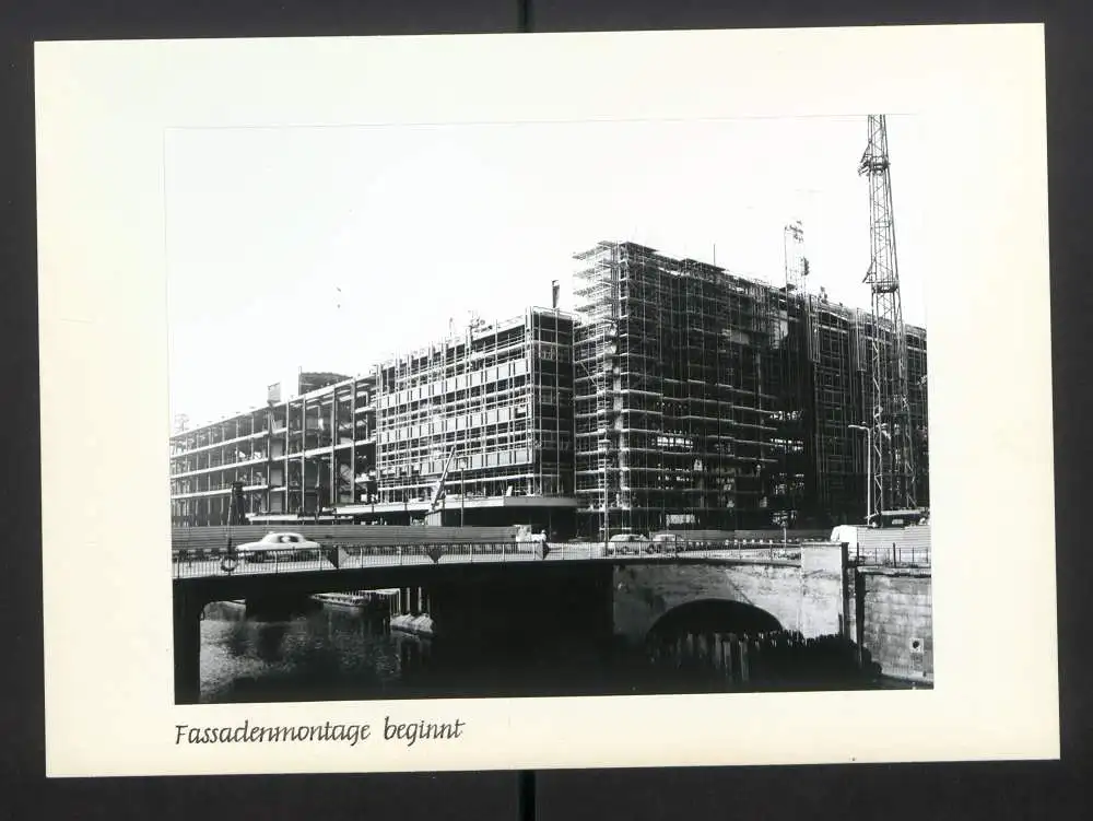 Fotoalbum mit 27 Fotografien, Berlin, Bau des Palast der Republik (Erichs Lampenladen), 1974, Honecker, Baupfhase 5