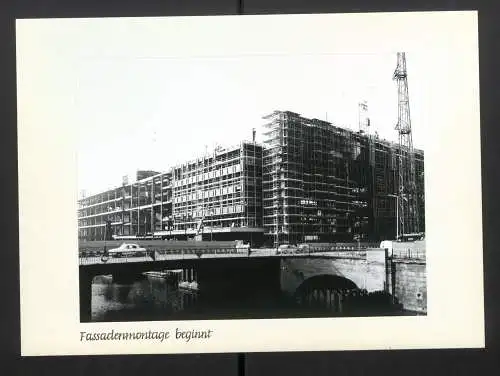 Fotoalbum mit 27 Fotografien, Berlin, Bau des Palast der Republik (Erichs Lampenladen), 1974, Honecker, Baupfhase