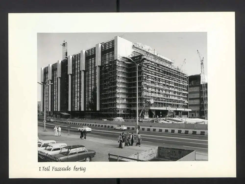 Fotoalbum mit 27 Fotografien, Berlin, Bau des Palast der Republik (Erichs Lampenladen), 1974, Honecker, Baupfhase 6