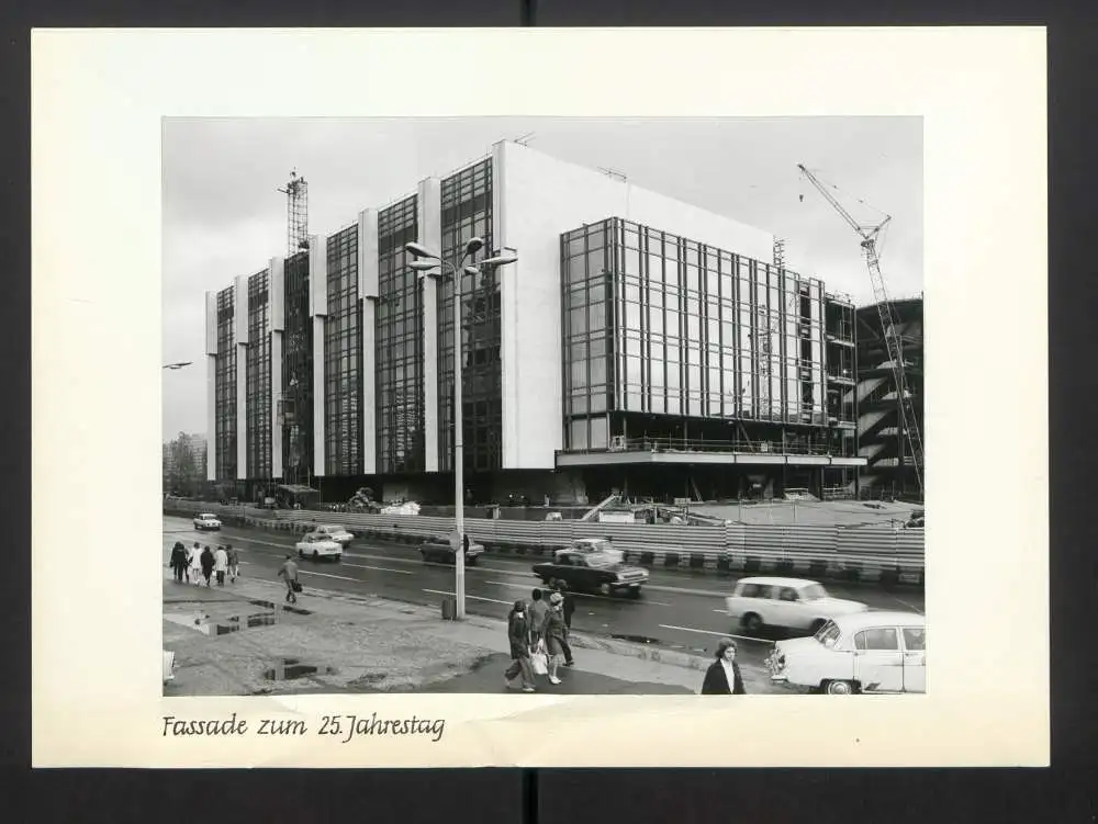 Fotoalbum mit 27 Fotografien, Berlin, Bau des Palast der Republik (Erichs Lampenladen), 1974, Honecker, Baupfhase 7