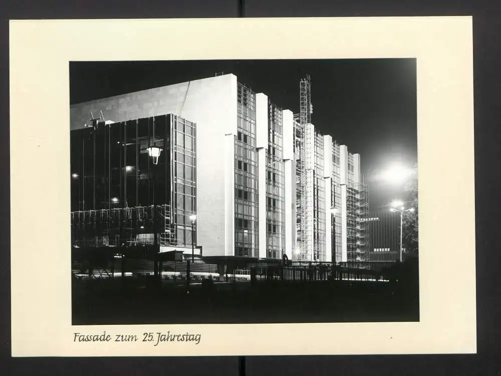 Fotoalbum mit 27 Fotografien, Berlin, Bau des Palast der Republik (Erichs Lampenladen), 1974, Honecker, Baupfhase 8