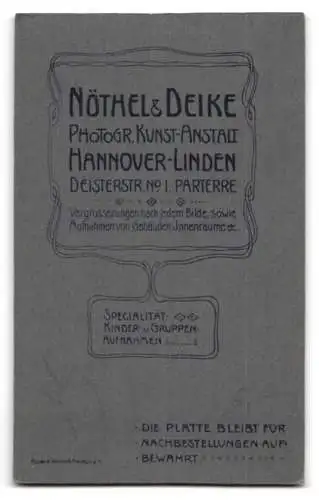 Fotografie Nöthel & Deike, Hannover-Linden, Deisterstrasse No. 1, Porträt eines jungen Mannes in Anzug.