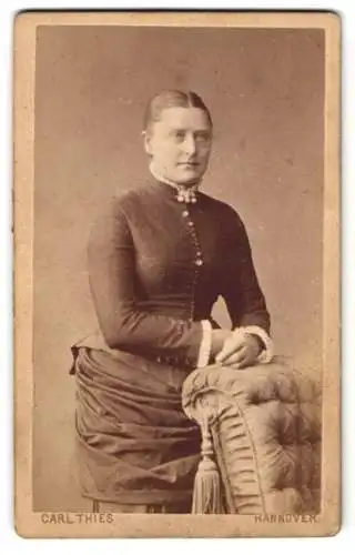 Fotografie Carl Thies, Hannover, Deisterstrasse 1, Frau in elegantem Kleid mit gepolstertem Stuhl