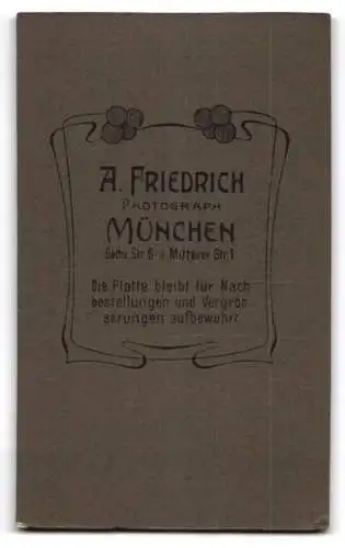 Fotografie A. Friedrich, München, Goethe Strasse 6, Portrait eines eleganten jungen Mannes im Anzug