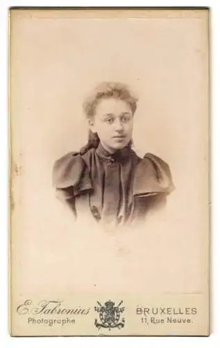 Fotografie E. Fabronius, Bruxelles, 11 Rue Neuve, Porträt einer jungen Frau mit hochgestecktem Haar