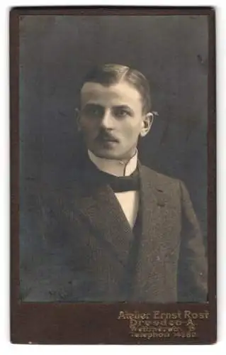 Fotografie Ernst Rost, Dresden, Wettinerstr. 15, Porträt eines eleganten jungen Mannes mit Schnurrbart.