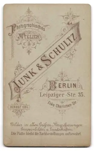 Fotografie Junk & Schultz, Berlin, Leipziger-Str. 35, Dame mit Buch in traditioneller Kleidung.