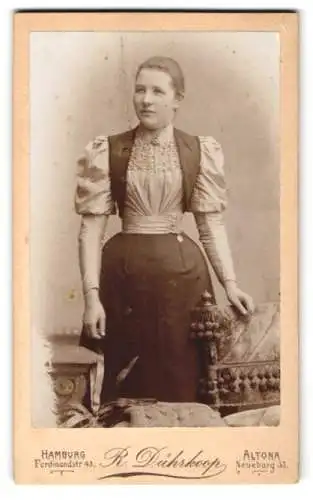 Fotografie R. Dührkoop, Hamburg, Ferdinandstr. 43, Junge Dame in eleganter Kleidung