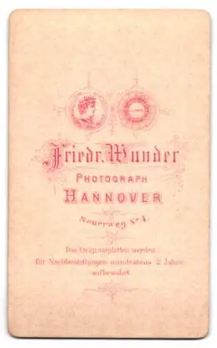 Fotografie Friedr. Wunder, Hannover, Neuerweg No. 4, Porträt eines Mannes im Anzug