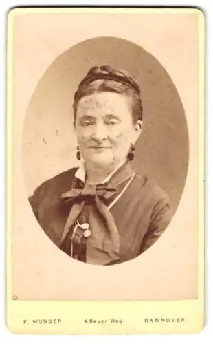 Fotografie F. Wunder, Hannover, Neuer Weg 4, Portrait einer lächelnden Dame mit Ohrringen