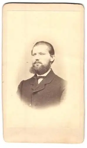 Fotografie F. F. Elfeldt, Tennstedt, Portrait eines Mannes mit Bart und Anzug