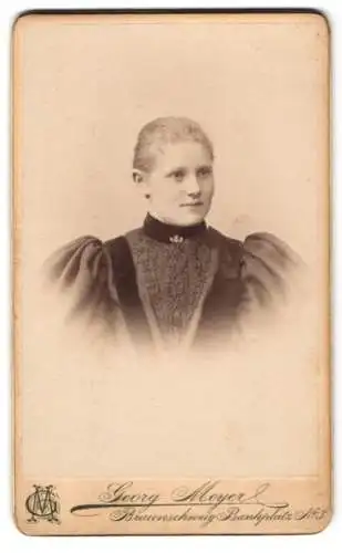 Fotografie Georg Meyer, Braunschweig, Bankplatz No. 3, Portrait einer jungen Frau mit hochgestecktem Haar