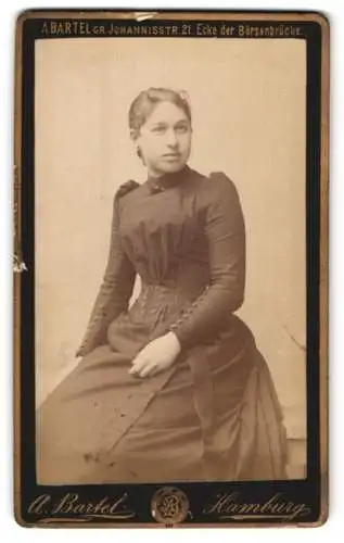 Fotografie A. Bartel, Hamburg, Grosse Johannisstr 21, Porträt einer jungen Frau in elegantem Kleid