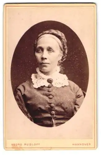 Fotografie Georg Rudloff, Hannover, Nicolaistr. 11a, Portrait einer älteren Dame mit Spitzenkragen