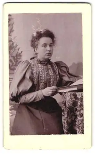 Fotografie E. Louis-Figot, Neufchâteau, 32-34 Rue des Oies, Portrait einer Frau mit Buch