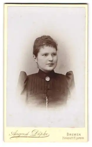 Fotografie August Döpke, Bremen, Birkenstrasse 11, Portrait einer Dame in dunklem Kleid