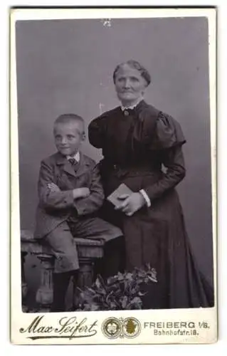 Fotografie Max Seifert, Freiberg, Bahnhofstr. 18, Ältere Dame mit Buch und Junge im Anzug