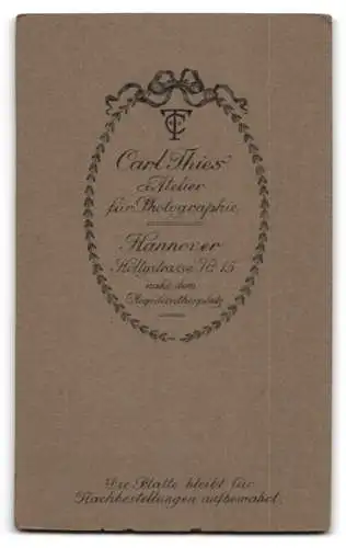 Fotografie Carl Thies, Hannover, Höltystrasse 15, Kleinkind in Stuhl sitzend