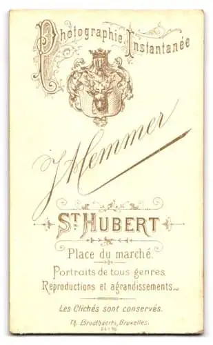 Fotografie J. Hemmer, St. Hubert, Place du marche, Frau in elegantem Kleid mit Puffärmeln