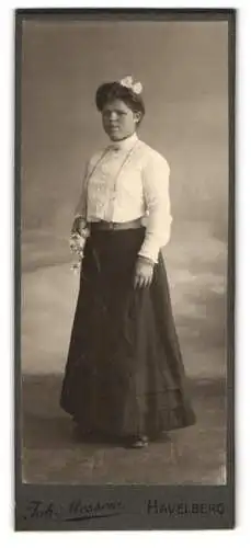 Fotografie Joh. Messow, Havelberg, Eine Frau mit Blumenkamm im Haar und Blumenstrauss in der Hand