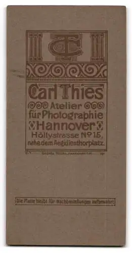 Fotografie Carl Thies, Hannover, Höltystrasse 15, Kleinkind in einem Stuhl sitzend