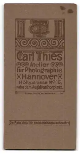 Fotografie Carl Thies, Hannover, Höltystrasse 15, Kleinkind auf einem Stuhl sitzend