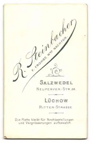 Fotografie R. Steinbacher, Salzwedel, Neuperver-Str. 38, Kleinkind in weissem Kleid sitzend