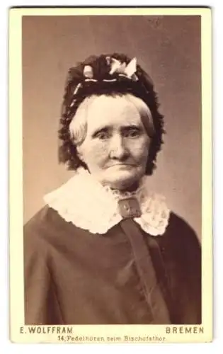 Fotografie E. Wolffram, Bremen, 14 Fedelhören, Portrait einer älteren Dame mit Spitze und Haube