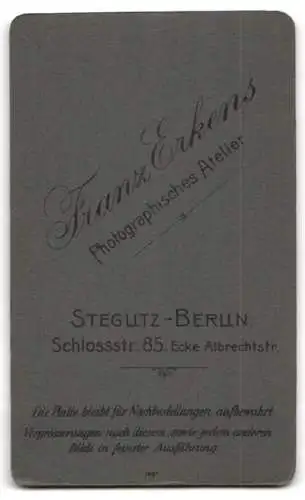 Fotografie Franz Erkens, Steglitz-Berlin, Schlossstr. 85, Kleinkind auf besticktem Sessel sitzend.