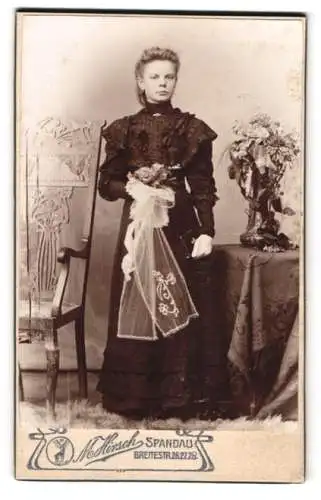 Fotografie M. Hirsch, Spandau, Breite Str. 26, 27, 28, Junge Frau mit Blumenstrauss und Schleier