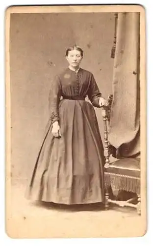 Fotografie B. Wünning & Co., Hannover, Artilleriestrasse 18, Stehende Frau in schlichtem Kleid