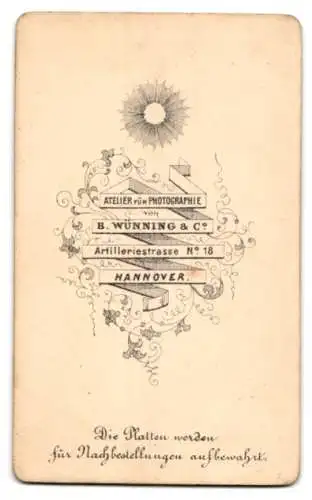 Fotografie B. Wünning & Co., Hannover, Artilleriestrasse 18, Stehende Frau in schlichtem Kleid