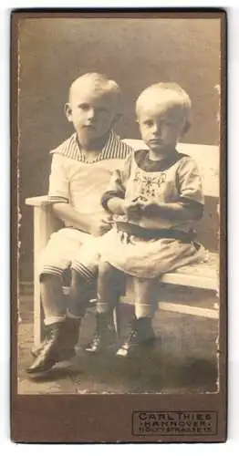 Fotografie Carl Thies, Hannover, Höltystrasse 15, Zwei kleine Kinder auf einer Holzbank sitzend