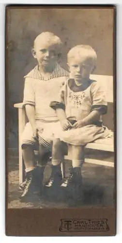 Fotografie Carl Thies, Hannover, Höltystrasse 15, Zwei sitzende Kinder auf einer Bank