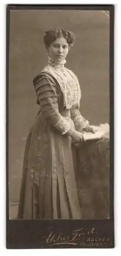 Fotografie Max Feist, Aachen, Theaterplatz 1, Dame im eleganten Kleid mit Buch