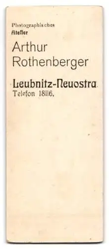 Fotografie Arthur Rothenberger, Leubnitz-Neuostra, Mädchen mit Schleife und Buch neben Blumenarrangement