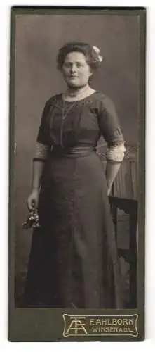 Fotografie F. Ahlborn, Winsen A.D.L., Frau mit Blumenzweig in der Hand